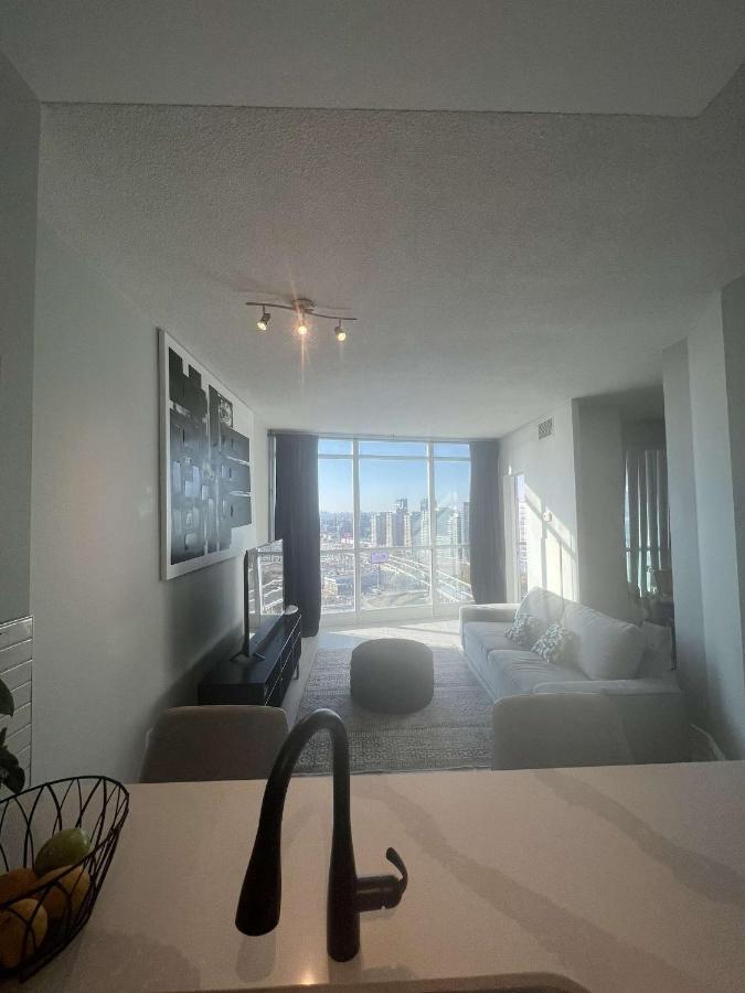 Cozy Fort York Condo 토론토 외부 사진